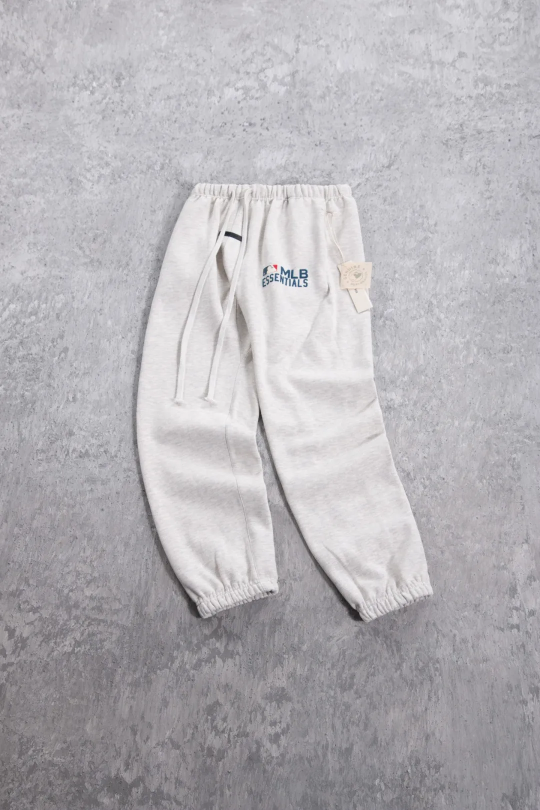 135 ESSENTIALS joint MLB pants Order number: 3396 Color: Gray MLB joint fog joint monogram sweatpants Fabric: Mainly made of pure cotton terry cloth with velvet inside, soft and thick to the touch, excellent warmth retention Technology: Cut with leggings sweatpants, with neat hem design, elastic band and drawstring at the waist MLB Logo on the thigh is offset printing process Details: All accessories are customized The level of precision can be compared with the domestic cross-border dedicated Size table: S (waist 33, trouser length 101, hip 53.5, foot 19) M (waist 35, trouser length 103, hip 55.5, foot 20) L (waist 37, trouser length 105, hip 57.5, foot 21) XL (waist 39, trouser length 107, hip 59.5, foot 22) Recommendations 172cm and below, 80-140kg S 172-177cm, 140-160kg M 177-182cm, 160-180kg L 182-187cm, 180kg XL